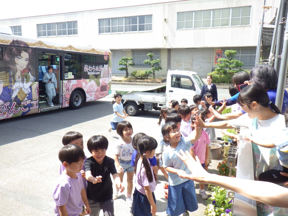 おしゃべりしながらあっという間に到着した先は・・・
すいみい保育園♡
先生や友達と会えて嬉しそうでした♡