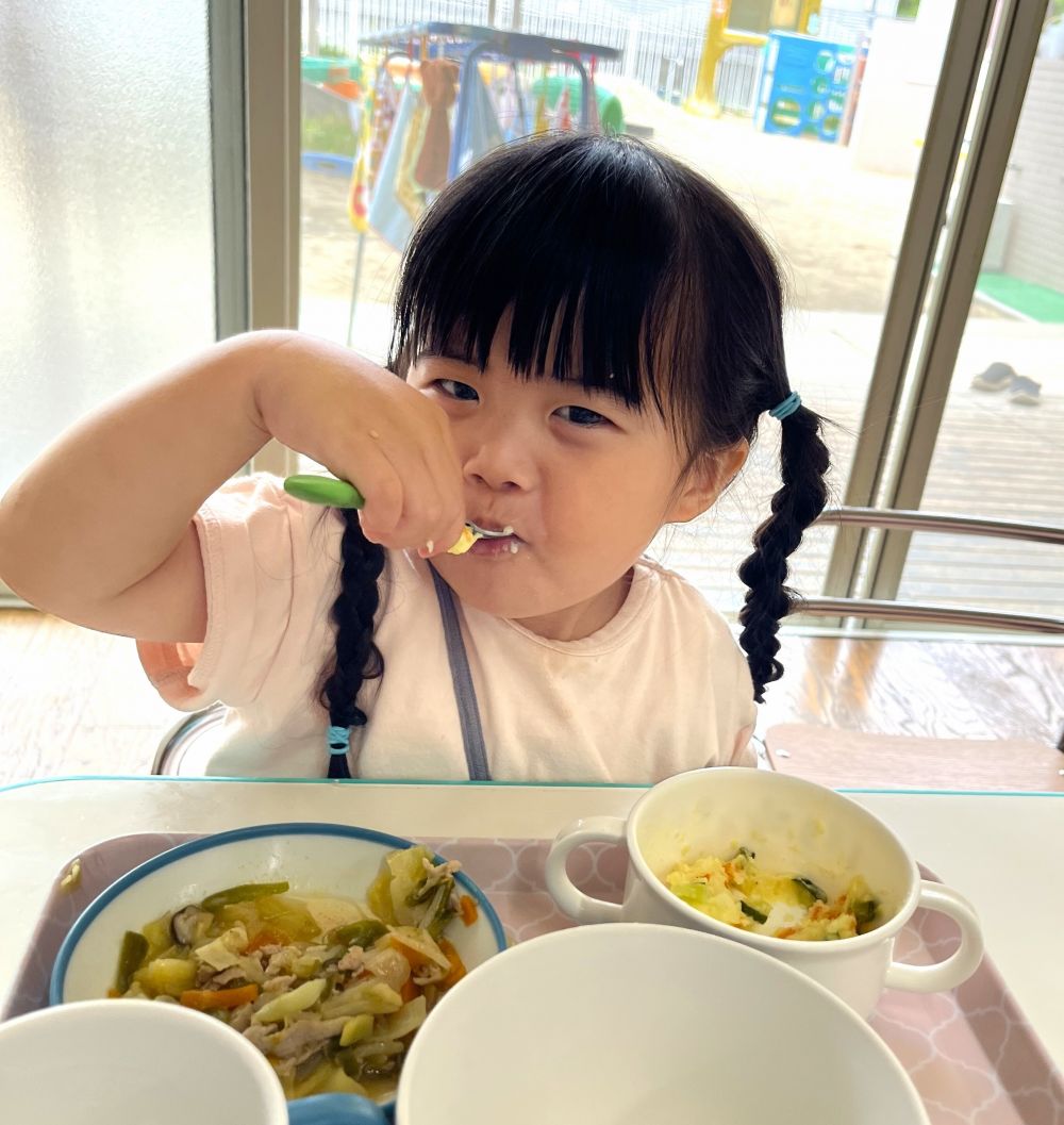 今日の給食は「豚肉のガーリック炒め」と「カレーポテトサラダ」でした。
カレーポテトサラダはカレー風味のポテトサラダです。
「ちょっとからい味!」と言いながらもパクパク😋
いつものポテトサラダにカレー粉を少し入れるだけでとってもおいしくなるので、
ぜひおうちでも試してみてくださいね!