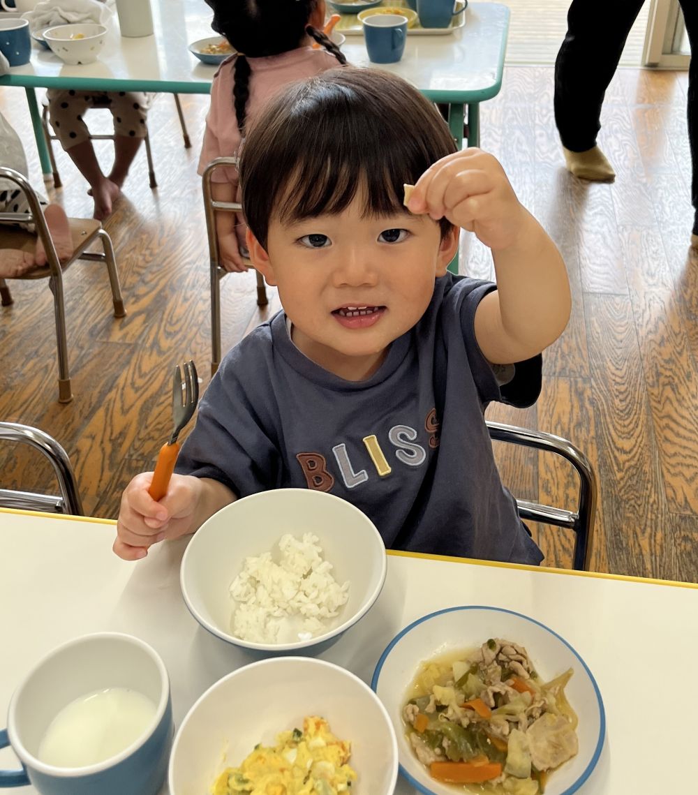 豚肉のガーリック炒めはキャベツやピーマンなど、
野菜がたっぷりのメニューです。
ちょっと手がのばし辛い様子も見られましたが、
「きのこ!」と、好きな食材を見つけて食べてみたり、
〔ピッカリン☆〕を目指して頑張ってみたりとたくさん食べてくれました。
蒸し暑い日が多くなってきましたが、
しっかり給食を食べて元気いっぱいに過ごしてほしいです♡