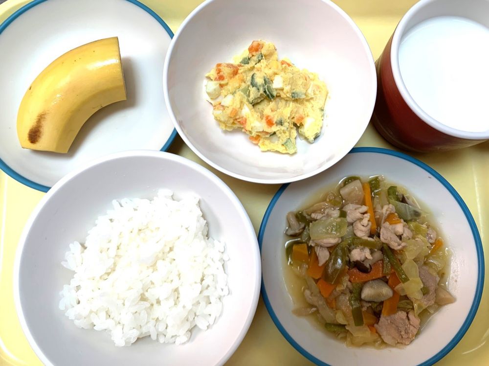 ご飯
豚肉のガーリック炒め
カレーポテトサラダ
バナナ
牛乳