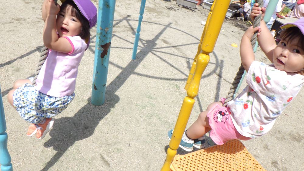友達や先生が楽しそう遊ぶ姿を見て・・
やってみたい!挑戦してみたい!その気持ちでいっぱいのクマ組さん
日々、色々なことに興味をもち元気いっぱい楽しんでいます♡
毎日、リス組さんが楽しそうにロープにぶら下がって遊んでいる様子を見て、毎日、試行錯誤して挑戦して出来るようになったHちゃん
最近では、ロープにぶら下がるコツを掴みどんどん上手になりとってもう楽しそう♡
そんな様子を見て、「先生私も」とRちゃん
近藤先生に、遊び方を教えてもらうこと、感覚を掴みロープにジャンプしてロープにぶら下がることに成功!
嬉しくて思わず「みて!できたよ」
みんなで喜びました…♡