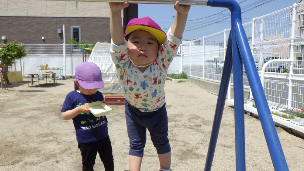 友達が楽しそうに、鉄棒でブランコ遊びをしているのを遠くから見て、やってみようとSくん
自分で、コンテナを運んで挑戦
コンテナにのぼって鉄棒を握り、コンテナの上で片足を動かしながらどうやったら出来るかなと考えている様子
Sくんが色々な事に興味を持って楽しんでいる姿が見られるようになりとっても嬉しいです♡