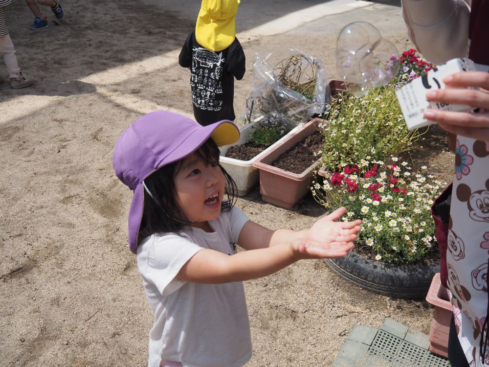 “しゃぼんだまを何とか捕まえたい!”
風に吹かれて飛んでいくしゃぼんだまを走って追いかけ、
捕まえようと手で触れるとパチっと割れてしまいました
それでも笑顔で
「われちゃった」
と割れるのも楽しむTちゃんでした。