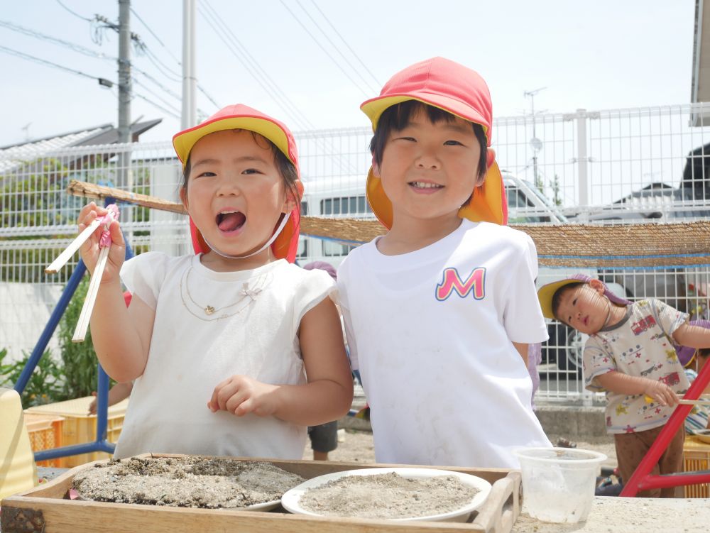 『いらっしゃいませ~♡』
『美味しいお肉が焼けてま~す』
お肉を売ってるお店屋さんもありま~す!!