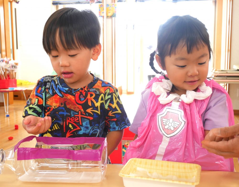 子どもたちが米作りの過程を体験し
食への感謝の気持ちを育んでいきたいと思います
種籾は稲作の始まりとなる種
まずは種籾を手の平に乗せて触れてみることに・・・♡
『小さいね~♡』
『かわいいね~』