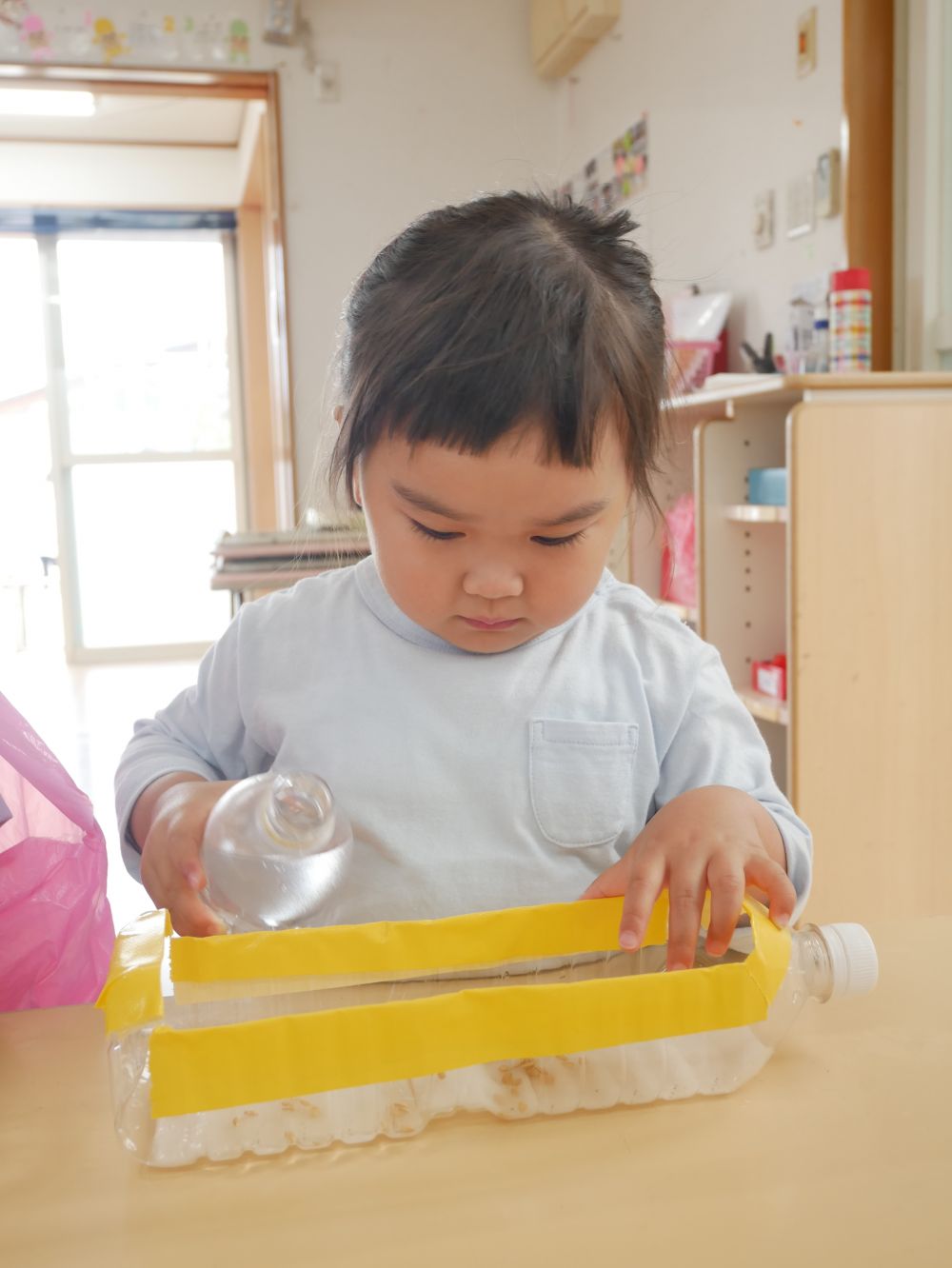 『ちょっとだけお水を入れて・・・入れすぎてない?』
確認するKちゃん♡
どんな芽が出てくるかな?楽しみだね♡
芽が出てきたら今度は田植えをしてみようと思います