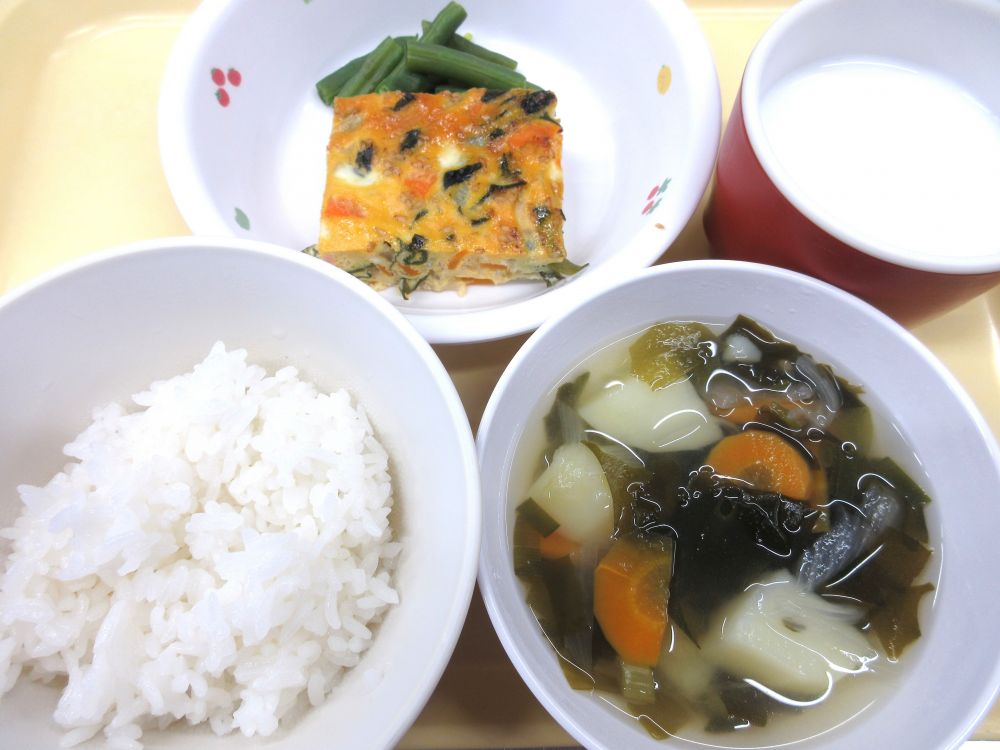 ご飯
韓国風オムレツ
いんげんのソテー
オニオンスープ
牛乳