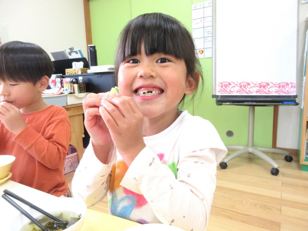 「おいしい!」
噛むたびにカリッカリッと音がすることが気に入った様子のSちゃん。
「この音ずっと聞いてた~い」と何度ももぐもぐ。
意外と人気だった、冷やして切るだけの“きゅうりスティック”
ご家庭でもぜひ試してみてください♡
これからも夏野菜のお世話&収穫は続きます。
次は何の野菜が食べられるかな??