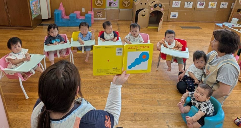 ０歳児　　
　　｢ごぶごぶ　ごぼごぼ｣

登場するのはたくさんの丸…
｢ぷ～ん｣　｢ぷくぷく｣　｢ぷぷぷぷ｣
不思議な音と大きさや色の変化があります。
これはいったい何でしょう？　
わからないけど興味津々の子どもたち♡
絵本の穴に手を入れて楽しんでいますよ。