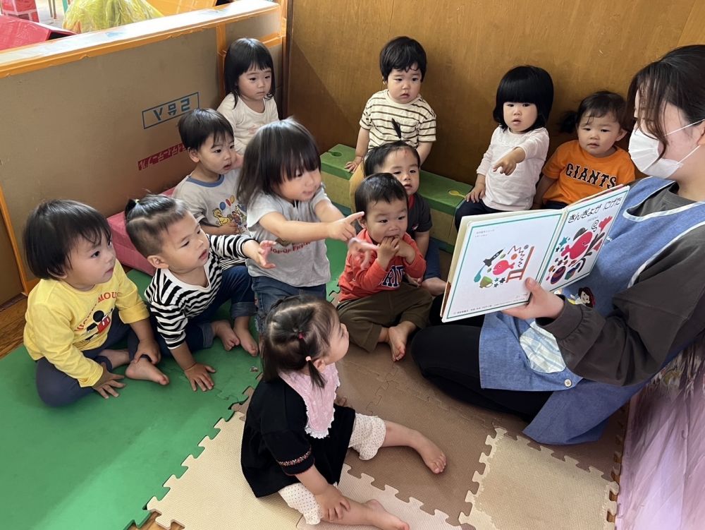 1歳児
      「きんぎょがにげた」

金魚鉢から逃げだした金魚は、
模様の中に隠れたり、花の中に隠れたり…
何度もいなくなる金魚を指さして
教えてくれるヒヨコ組さんです!!