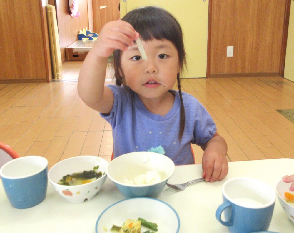 給食の時間。
「今日の給食には、みんながむいてくれた玉ねぎが入ってるよ!」と伝えると、
「やったー!」と自分のお皿や汁椀の中をのぞき込みます♡
玉ねぎを見つけると「これ、むきむきしたやつ!」と嬉しそうに見せてくれました。
“自分たちでむいた玉ねぎ”と言うだけでいつもの給食よりおいしさも嬉しさも倍増する様子♡
その素直な反応が、とても可愛かったです。
クマ組さん、お手伝いありがとう♡