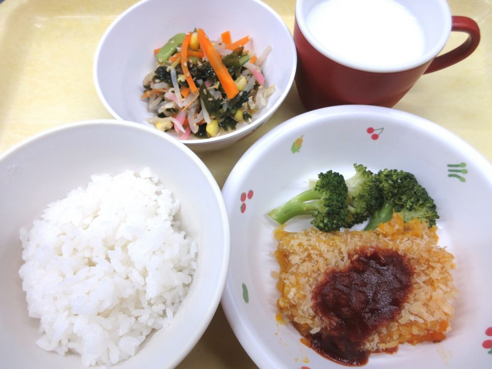 ご飯
かぼちゃのスコップコロッケ
ゆでブロッコリー
彩り酢の物
牛乳