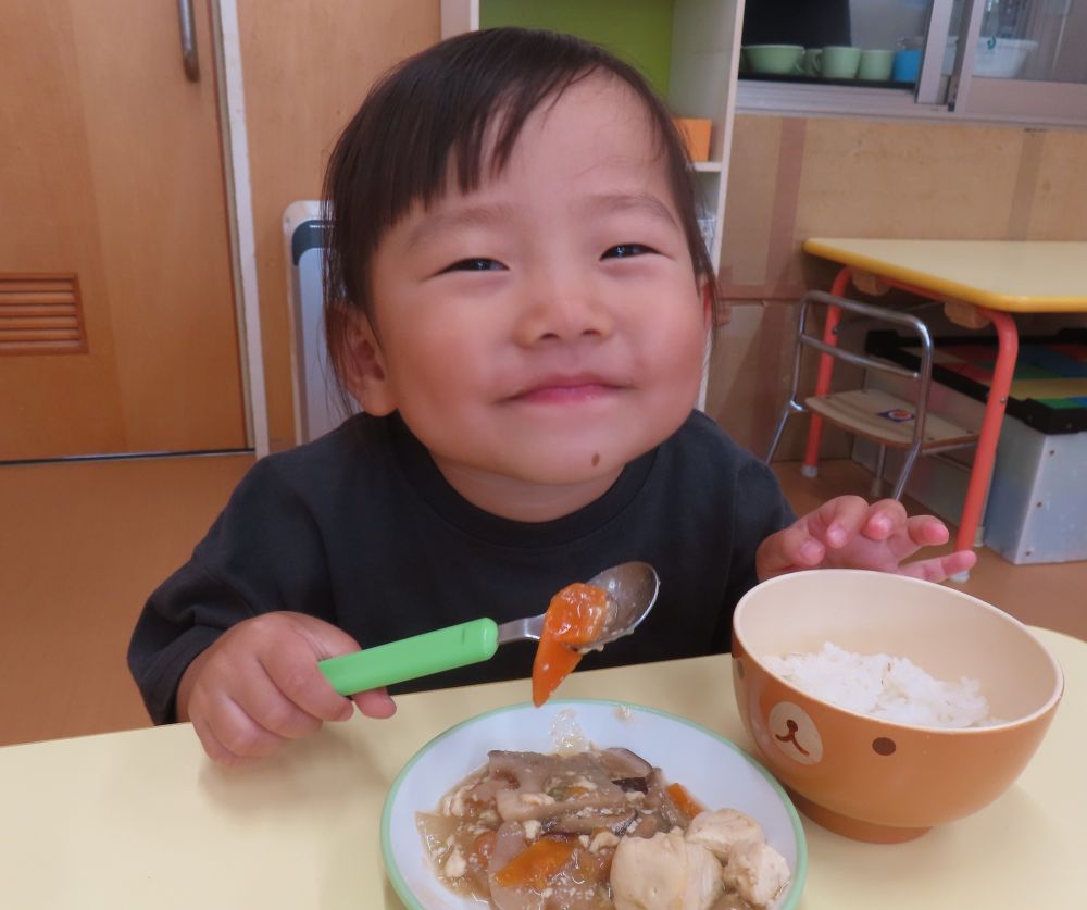 暑い日が増えてきましたね。
子どもたちは外でいっぱい体を動かして
元気に過ごしています♪
今日の給食は『豆腐の五目炒め』と『豚汁』でした。
『豆腐の五目炒め』にはエビが入っており、
「見て見て!エビが入ってたよ!」
とエビを見つけて見せてくれる子や
「これは豆腐!」「これはにんじん!」
と1つずつスプーンですくって見せてくれる子も♡