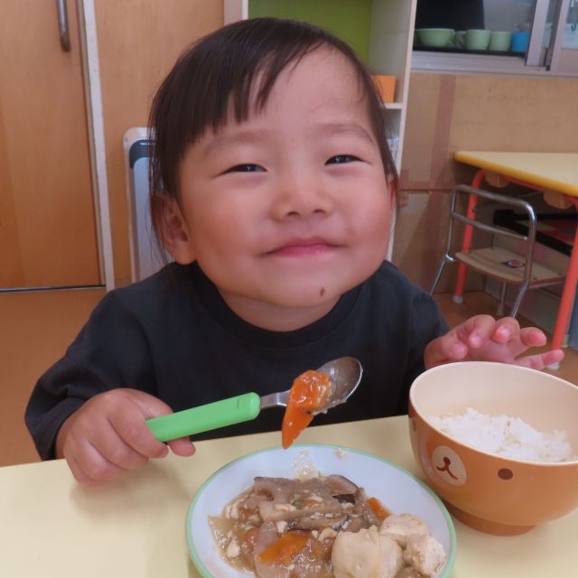 ＊　給食時間の様子　（すいみい保育園）　＊