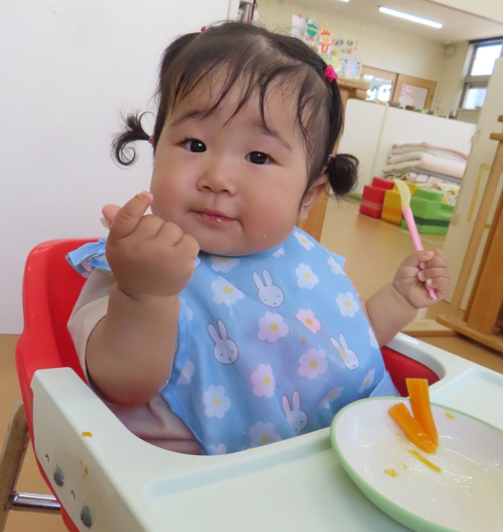 ウサギ組さんでは離乳食が徐々に進んでおり
手づかみ食べにチャレンジしています✨
スティック野菜を上手に持って口に運んでおり
日々上達しているのが分かります😊
これからも見守っていきたいと思います!
これからだんだん蒸し暑くなってきますが
しっかり給食を食べて元気に過ごしましょう!