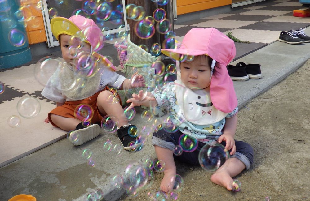 沢山の飛んでいるシャボン玉を見つけ、ゆっくり近づきそっと手を伸ばしてみるFくん
触るとパチンと消えるシャボン玉
不思議そうに何度もさわって確かめる