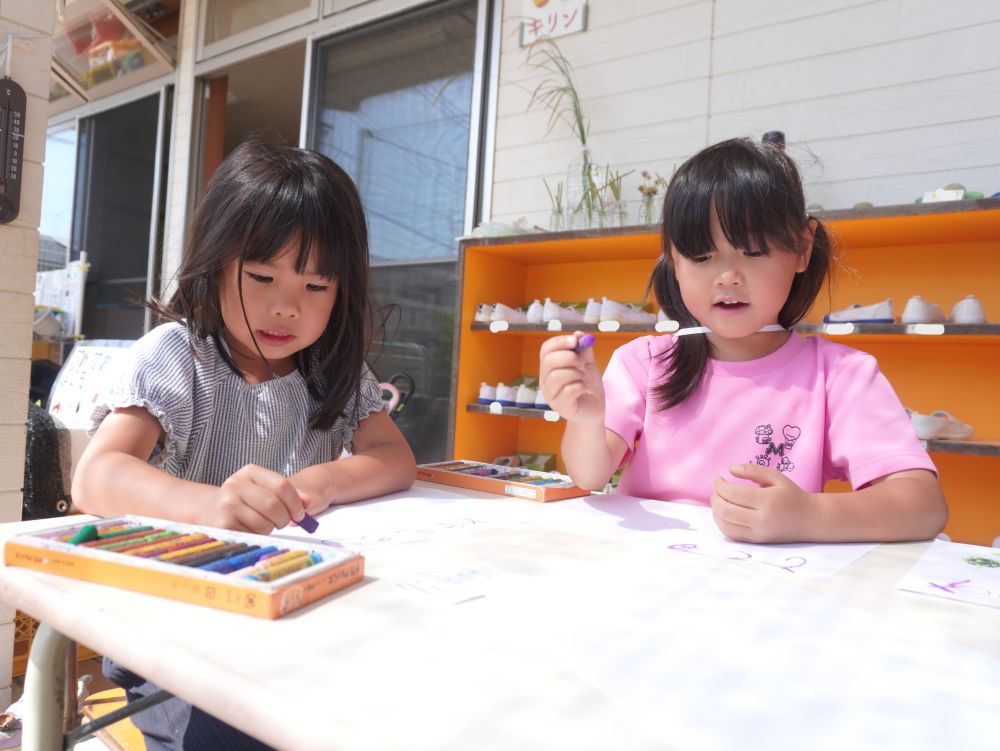 「とうもろこしとかトマトって分かるように看板作ったらいいかも!」
「絵を描いて名前も書いたら分かりやすいね~」
自分の植えた野菜の看板作り!
子どもの絵って子どもらしくてかわいいですよね♡
