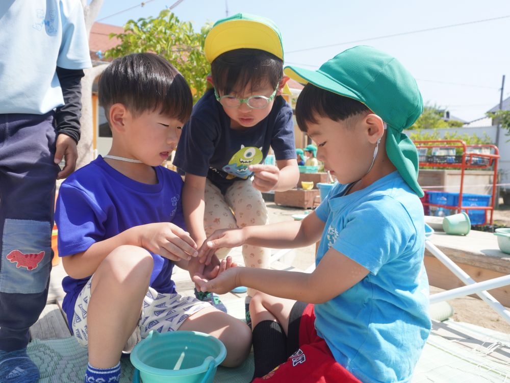 長生きしているカエルちゃん!
定期的に家をきれいにしたり草を入れ替えたりしています!
バッタやミミズを見つけると…
「カエルが食べる!えさになる!」
大切に育ててるのが伝わります♡