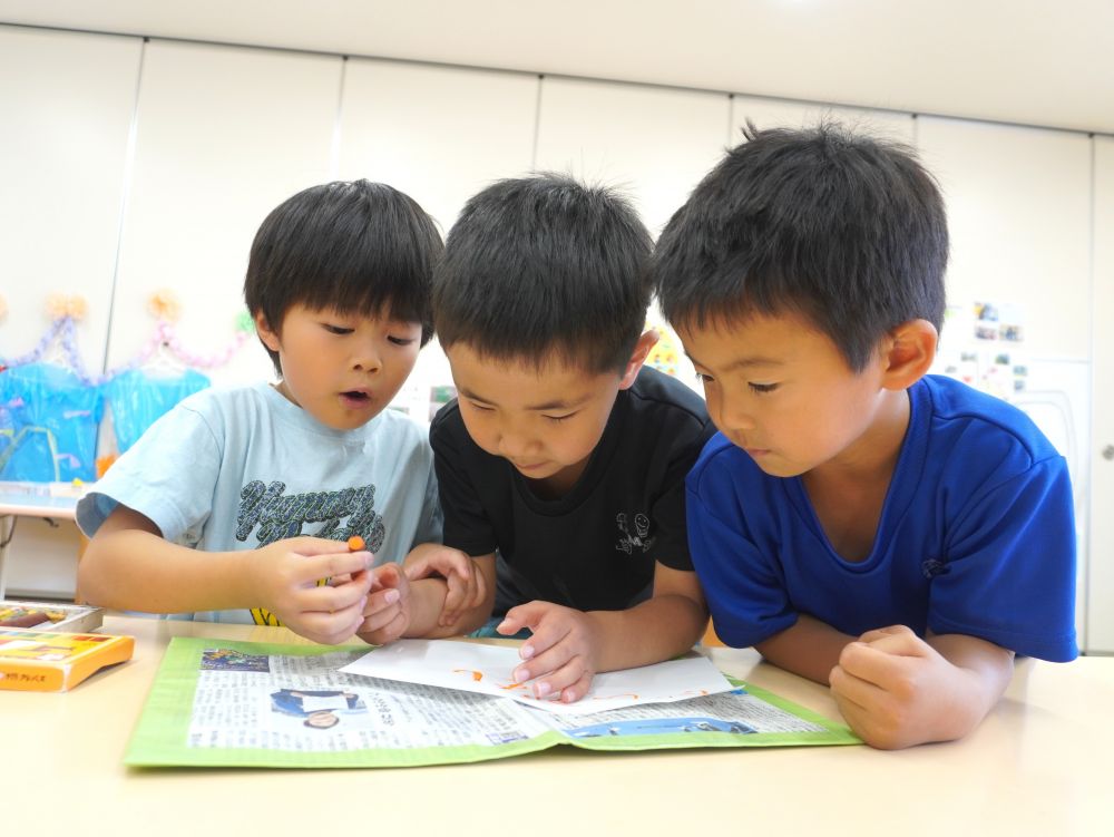 また別に新しくだんごむしの家も追加されました!
「だんごむしほいくえんにしよ!」
「看板作ろう!」
「じゃあ順番こで文字書こうね」
家づくりや看板作りが自然な流れになってきています♡