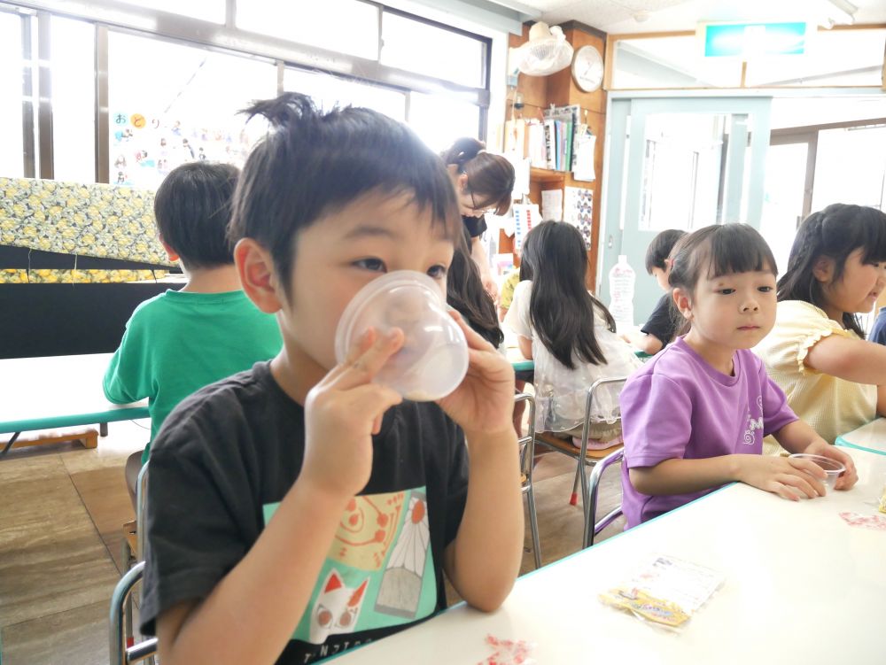 一人一人カップに入れて
触ったり…匂ったり…
「ちょっと匂ってみようかな~」とEくん
「ん-、まあいい匂いかな~」