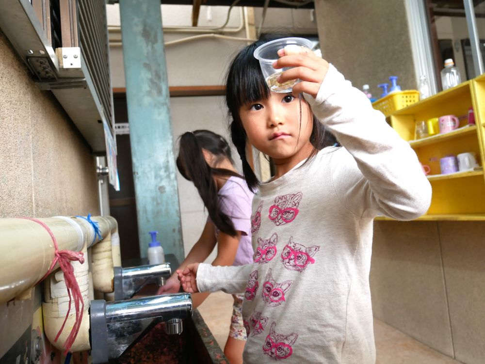 その後は種もみが浸かるくらい水を入れる
そ~っと…
「これくらいかな~?」
これから毎日水替えをします♡
どれくらい芽が出るのか楽しみに
みんなと観察したいと思います♪