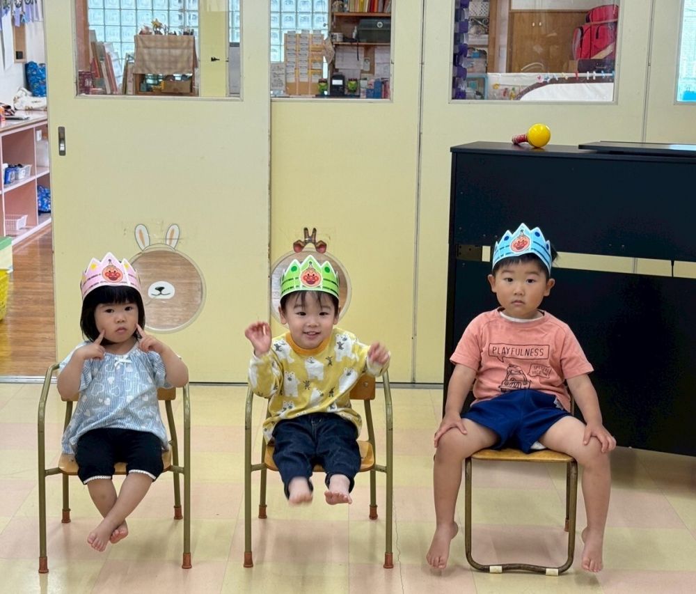 今日は5月生まれのお友達の誕生日会！
3歳のSくん、みんなの前で自分の名前が言えました。
ヒヨコ組のIちゃんとKくんも可愛い2歳のポーズをしてくれました♡