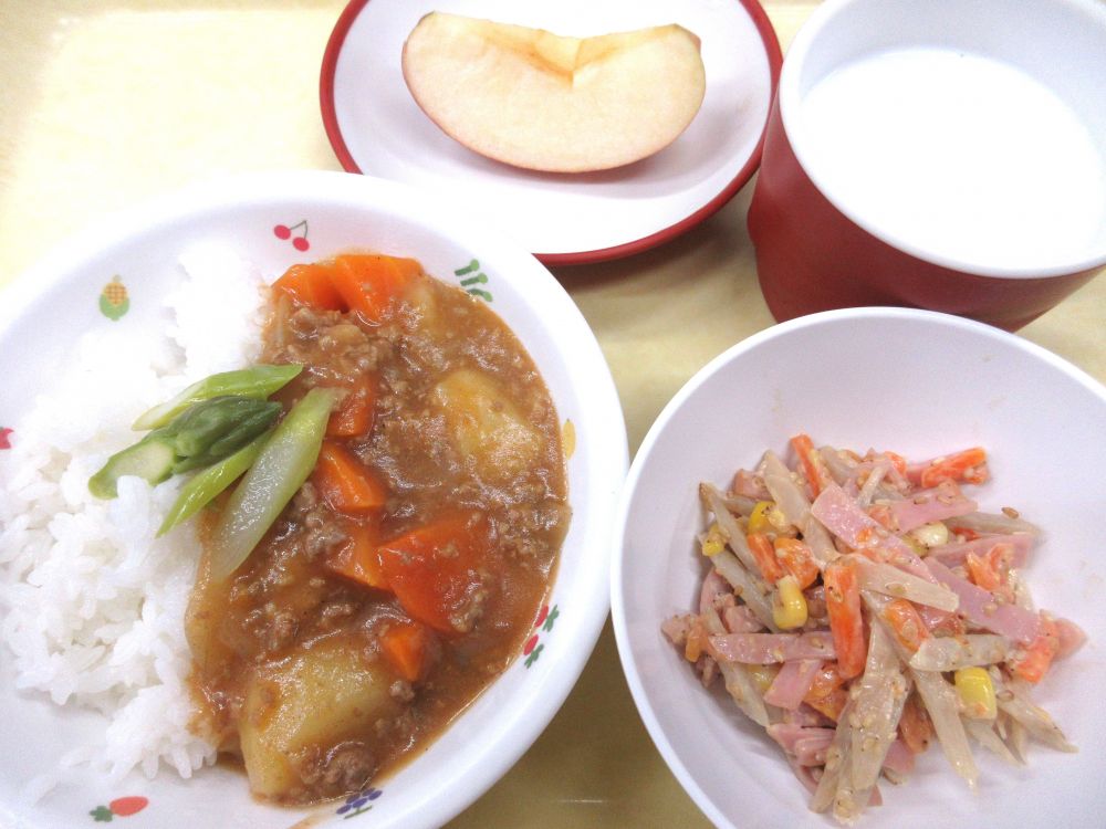 アスパラカレー
ごぼうとコーンのサラダ
りんご
牛乳