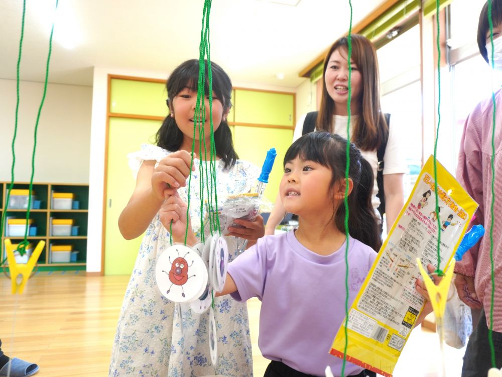姉妹で 紐引き♡
シャボン玉に・・ 花火に・・ 風船に・・ お菓子に・・
沢山の景品に目を輝かせます♡
沢山の笑顔にあふれた 【劇団 夢カラーズ】
今年は、天気が読めず、また・・ 体調不良で参加が出来なかった子も多い中での開催となりましたが、また、来年の劇団夢カラーズを楽しみにしていてください♡
今日は沢山の参加 ありがとうございました♡