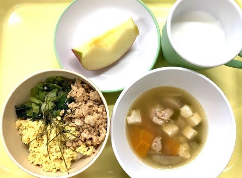 三色どんぶり
けんちん汁(鶏肉)
りんご
牛乳