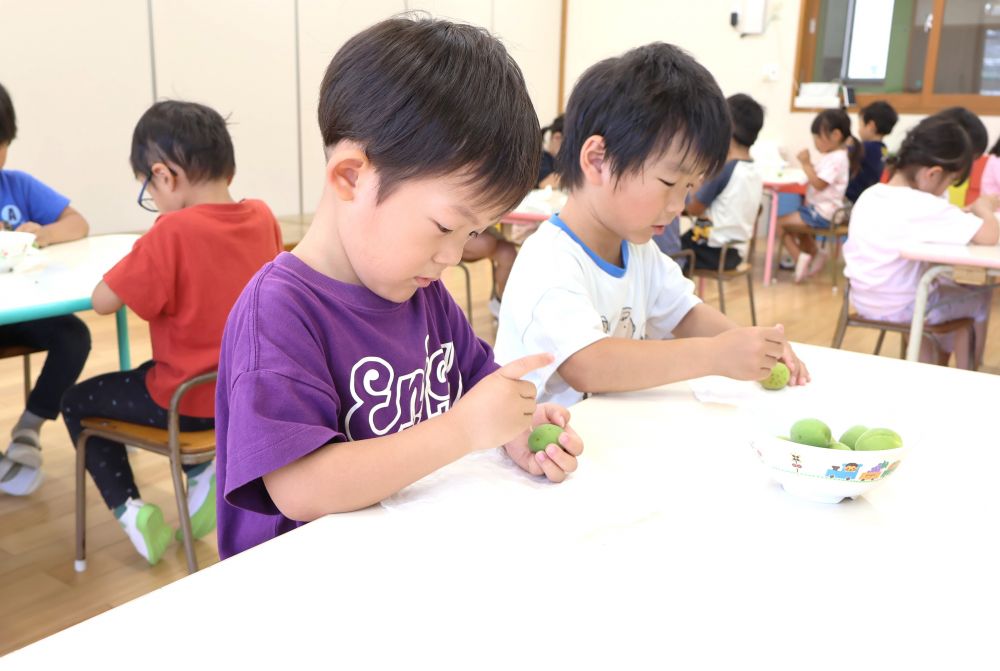 次は梅に穴を開けてみる!
「固っ!!」
「もうつまようじ折れたよ!」
「ここはやわらかいかも…」
梅の固さに驚いたり、穴を開ける感覚を楽しんだり♪
夢中になって取り組む!
