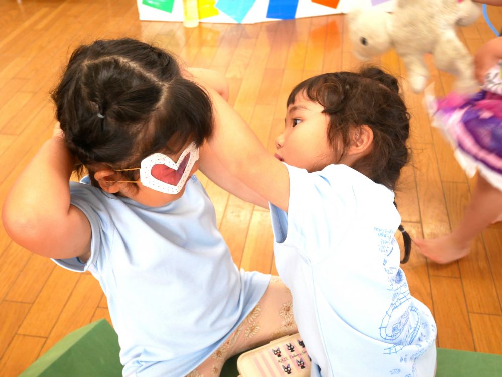 “やってあげる” 自分だけでなく
友達を思いやる姿がみられます♡
『付けてあげようか?』
『ありがとう!!ちょっと手伝って~』
一生懸命Kちゃんの耳にゴムを引っ掛けます
真剣な眼差しで・・・♡