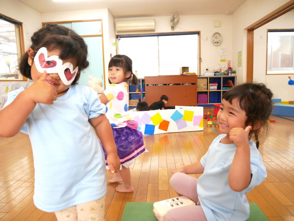 『できたできた!!』
『イイ感じだね~♡』
上手く出来て満足そうな2人
思わず一緒にグーポーズ♡