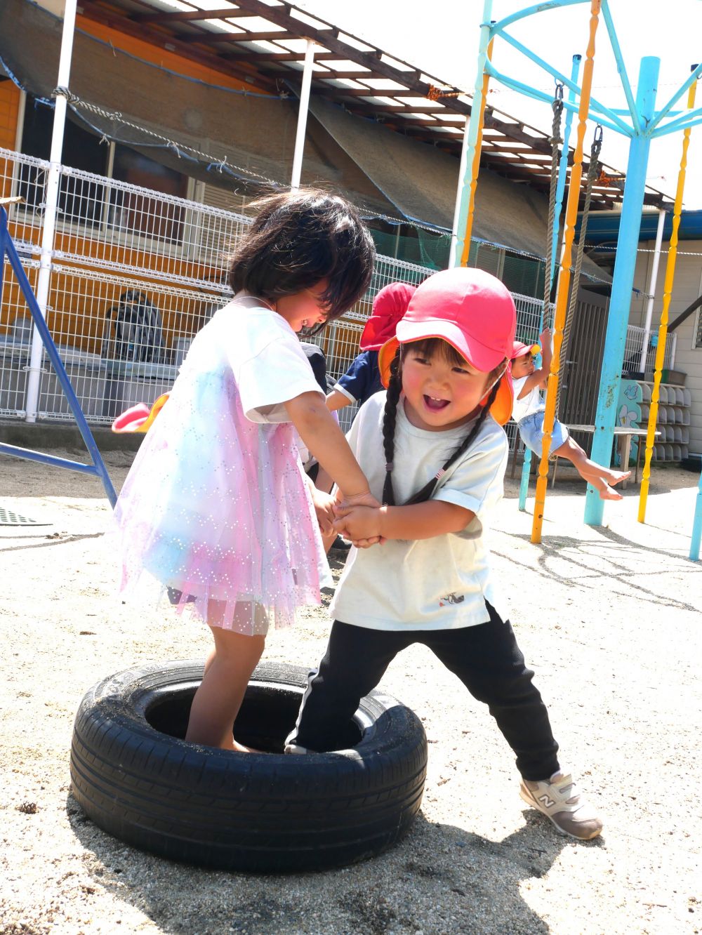 一緒に居ること・・・一緒に遊ぶこと・・・
誰かと一緒に居ると楽しいね♡
2人で一緒にタイヤの上に立ちたいけど
中々上手くいきません
でも・・・手を繋いでなんとかして登ってみようとする
すると・・・なんだか手を繋いでいるだけで楽しくなってきた2人
可愛い笑い声が響いています