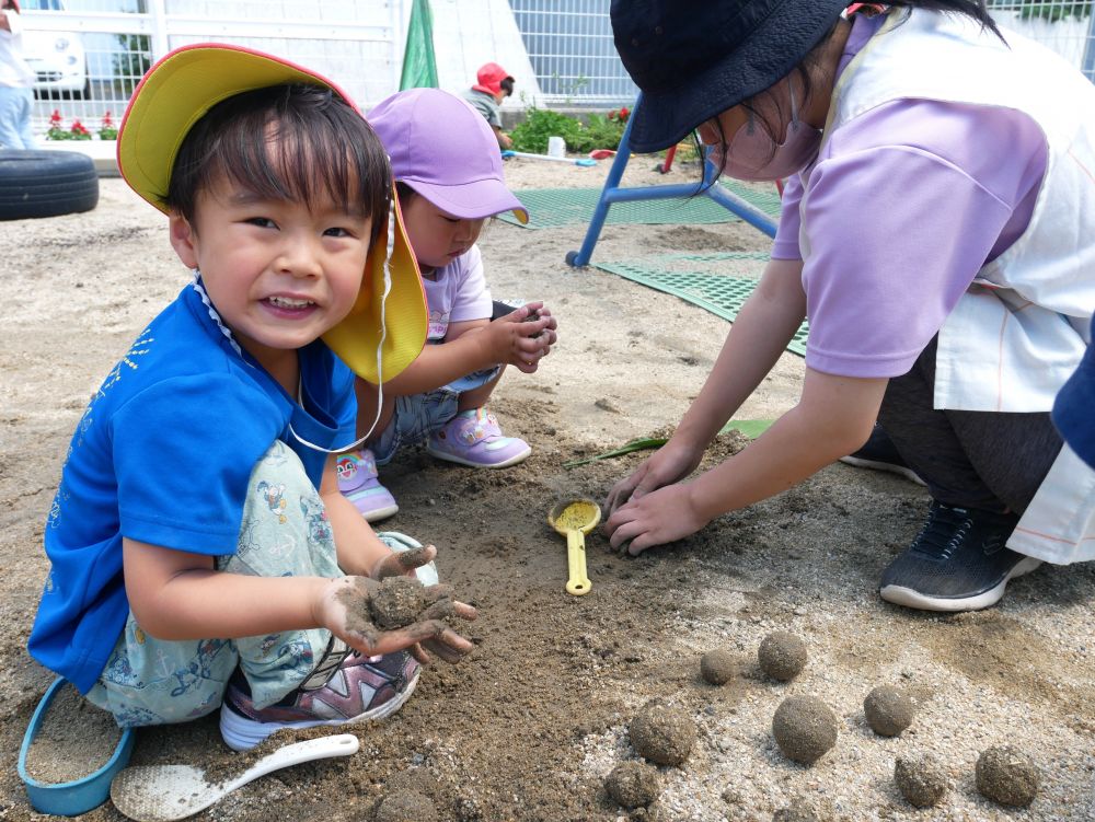 『見て~!!Yくんと先生とHちゃんで作ったんだ~』
『いっぱいだね~♡』
みんなで作ればあっという間にたくさんの泥団子が完成♡