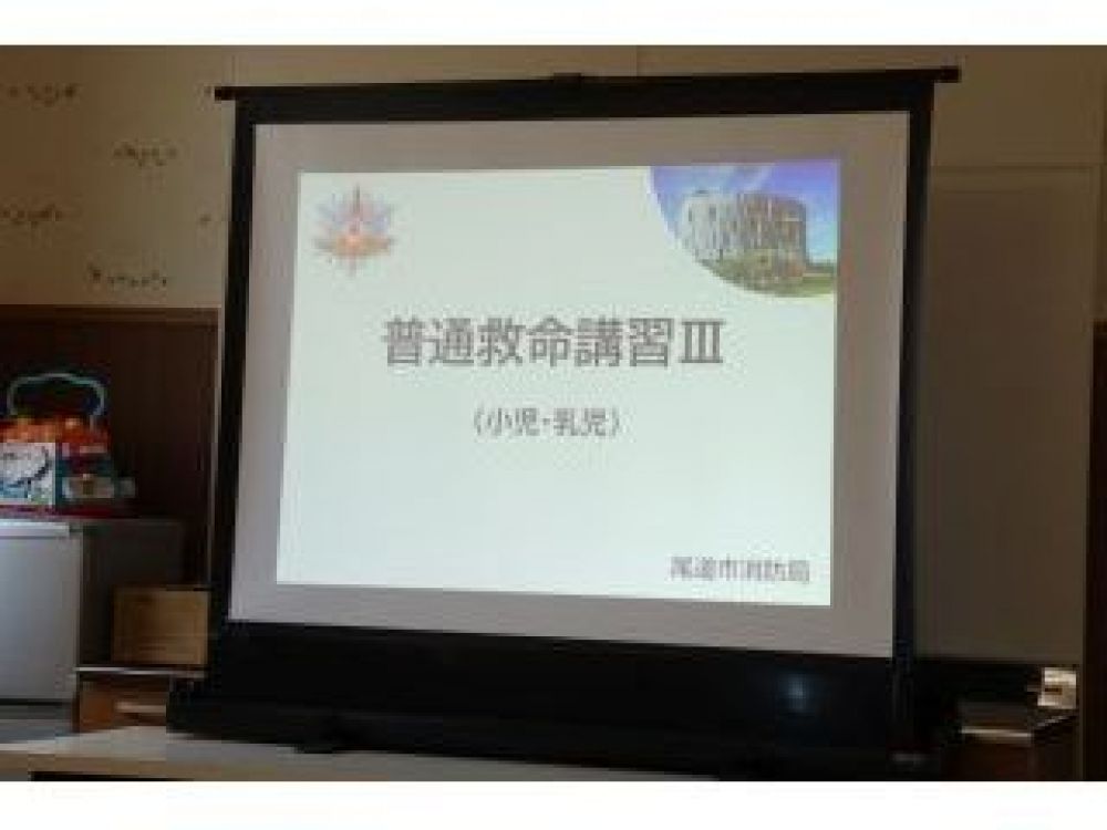 6月に入りだんだんと暑くなってきている中、夏の楽しみの1つ
プール遊びの準備に合わせてゆめはうす認定こども園では救命講習を受講しています
ゆめはうす職員は何度も受講はしていますが、技能や知識の定着のために前向きに研修をしています