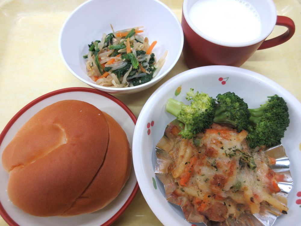 ロールパン
ツナのオーブン焼き
ゆでブロッコリー
三色野菜のナムル
牛乳