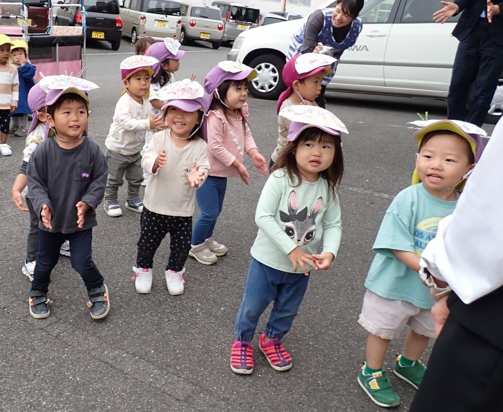 ダンゴムシに変身して、
企業さんの所へ踊りにいきました♪
