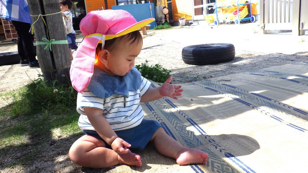 ござから出ると、手に沢山のついた砂を、不思議そうに観察するNくん
少しずつパラパラとおとし、感触を確認します