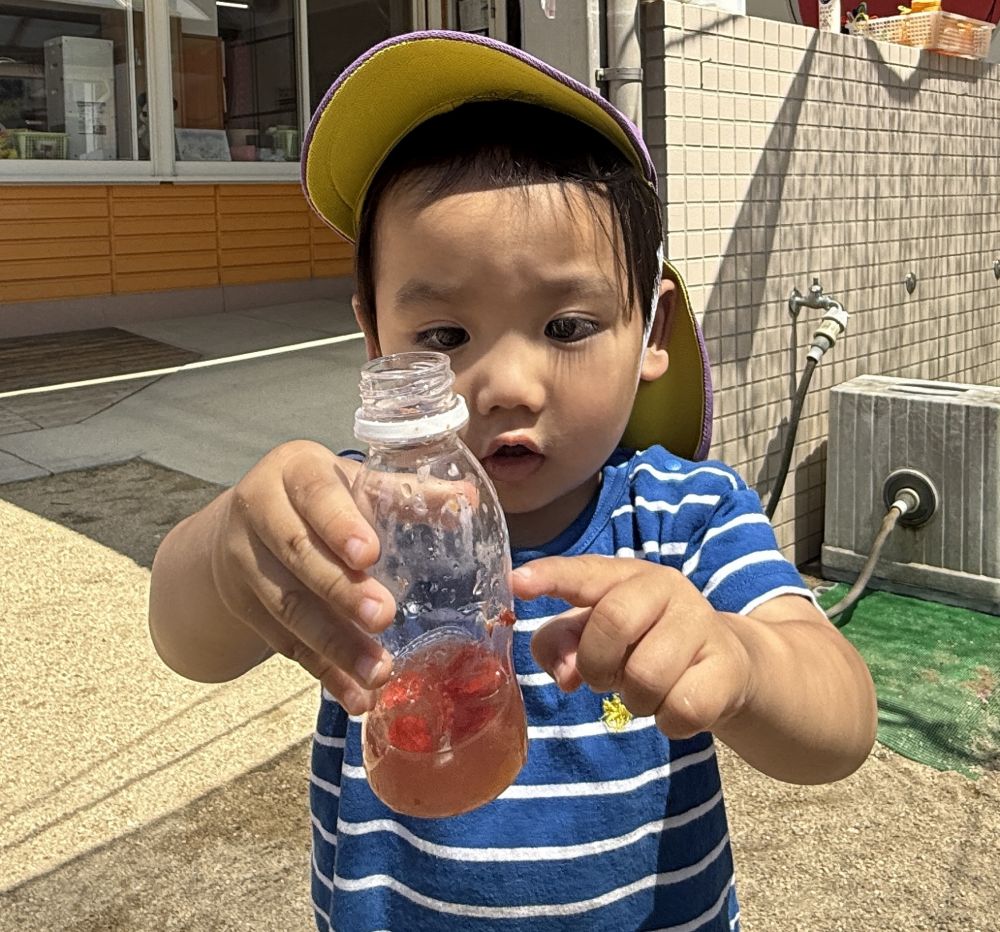 みてみて!と、
指をさして教えてくれました♫
キレイな色のジュースが出来たよ☺️
色水作りが楽しいクマ組さん♥️
毎日素敵なジュースが出来上がってますよ🍹