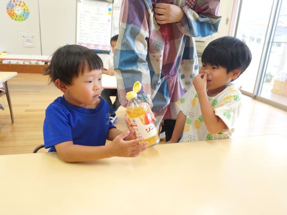 最後はリンゴ酢を入れて完成!
匂ってみると…
ちょっと匂いがきつくて渋めの顔に♡
梅シロップが出来上がるまで1か月くらい!
これから毎日2回瓶を回す仕事がみんなに任されました♡
これまた完成した後が楽しみなようです♡