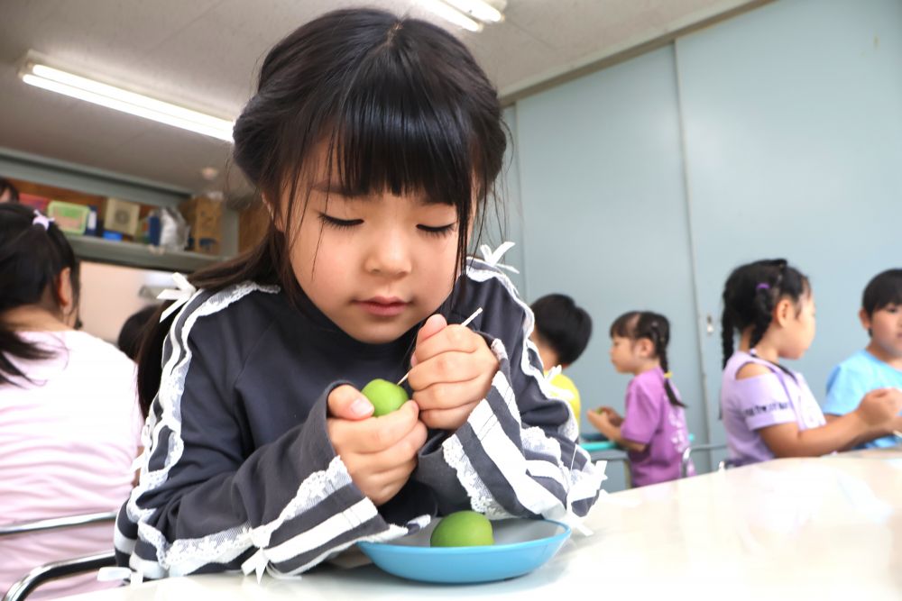 まずは梅のヘタをとる！！
「お家でも作った事あるけわかるよ」とSちゃん

「えーどうやるん…怖い」
「この黒いのヘタ？」　「全然とれん…」
爪楊枝を使い、一点を見つめて集中…