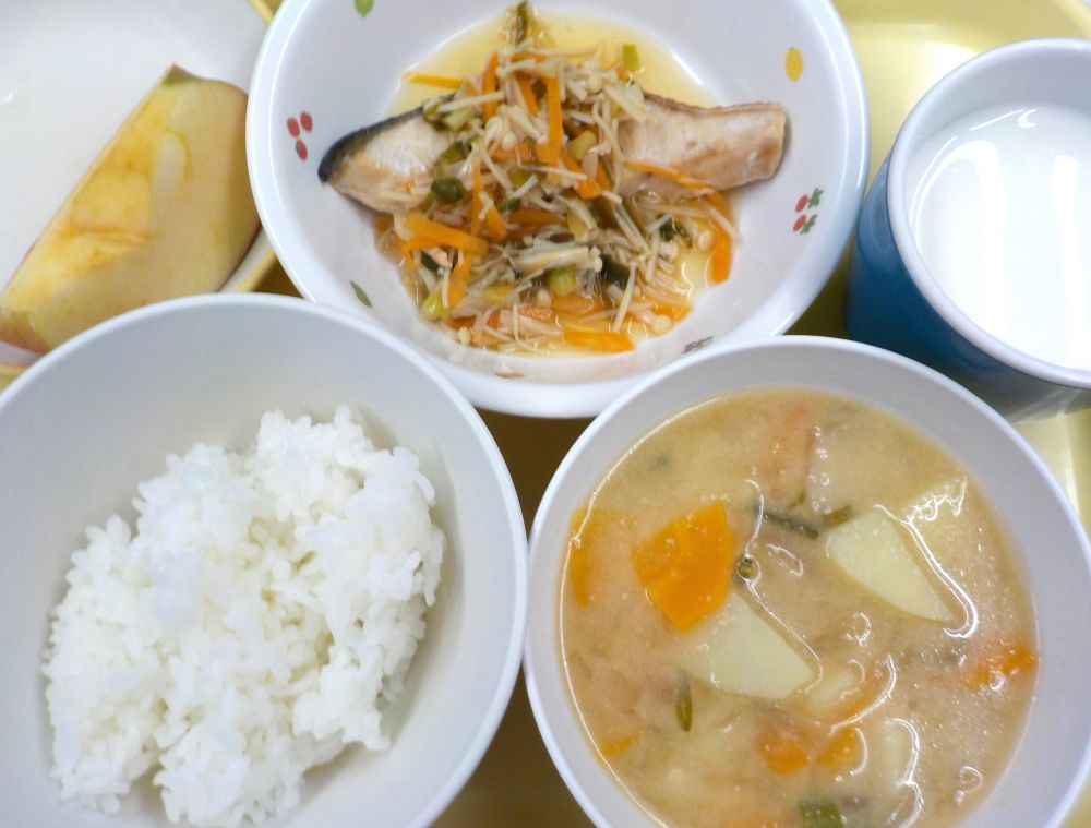 ご飯
鮭のポン酢蒸し
じゃがいものみそ汁
りんご
牛乳