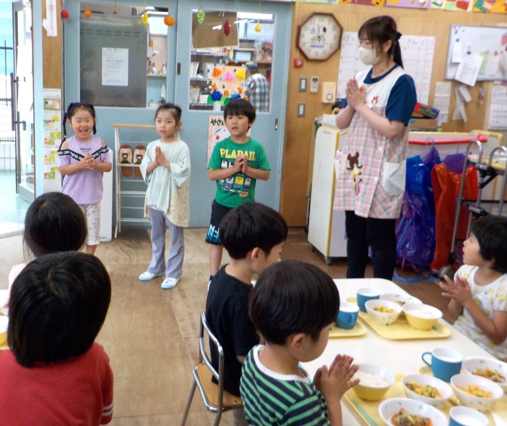 梅雨入りして雨が続きますが、元気な子どもたちの声が園内を響かせています♪
今日の給食時間も元気な【いただきます】の声が聞こえてきました。

「おなかすいた～」「早くたべたいー」

【いただきまーす】

今日はアスパラが入っていましたが、
「せんせーこれあんまり好きじゃないけど食べてみるね・・・見とってね！！」

大きなお口でパクりッ♡

