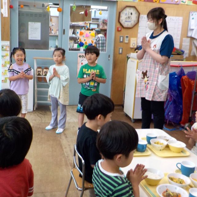 ＊　給食時間の様子　（門田認定こども園）　＊