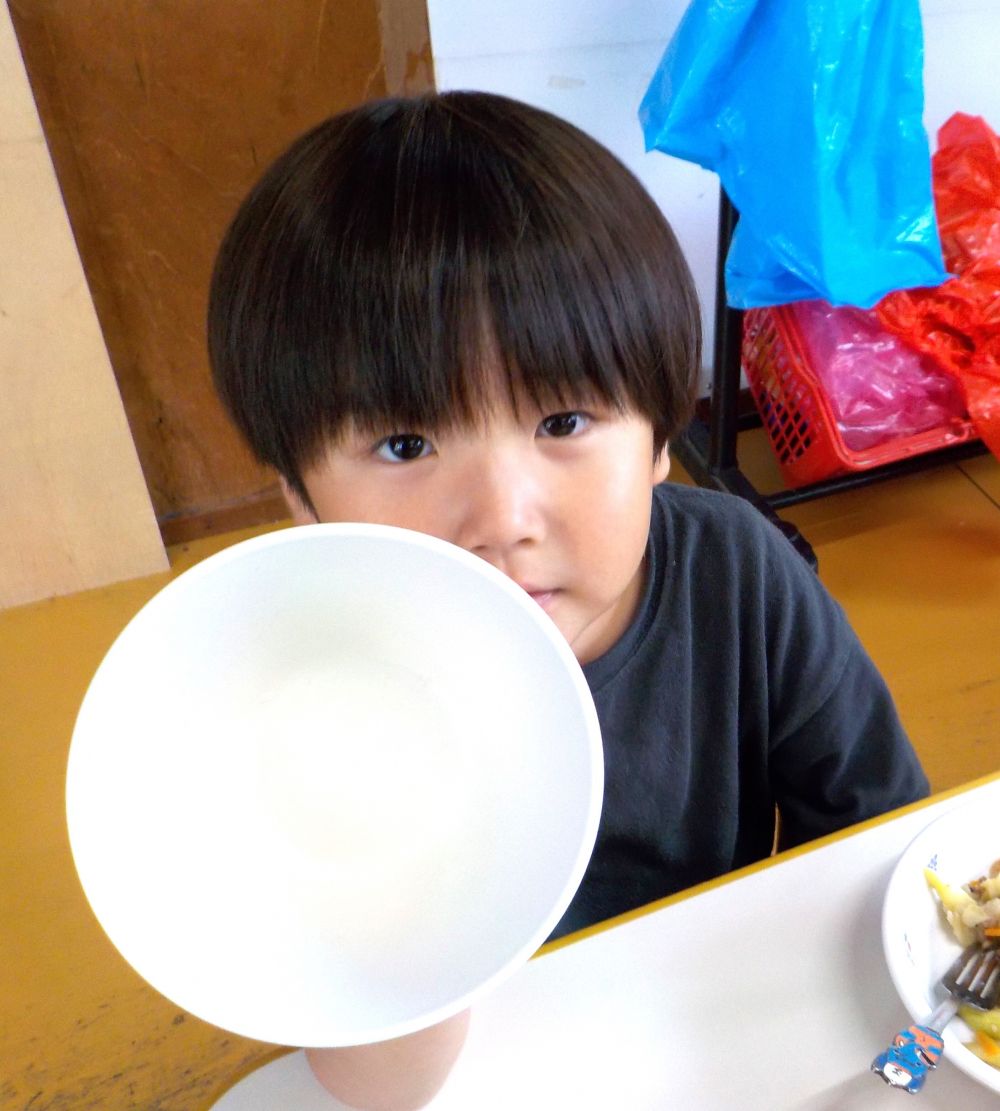 ｢きしかわせんせーみてーーー！！｣
遠くから呼ぶ声がして行ってみると・・・
ご飯粒一つないお茶碗をJ君が見せてくれました。
ピカピカだね♡先生も嬉しいよ！

これからも美味しい給食を、先生もいっぱい考えるね♡

じめじめの梅雨を吹き飛ばすような楽しい給食時間を過ごしていました。
明日はどんな給食が出てくるかお楽しみに♡
