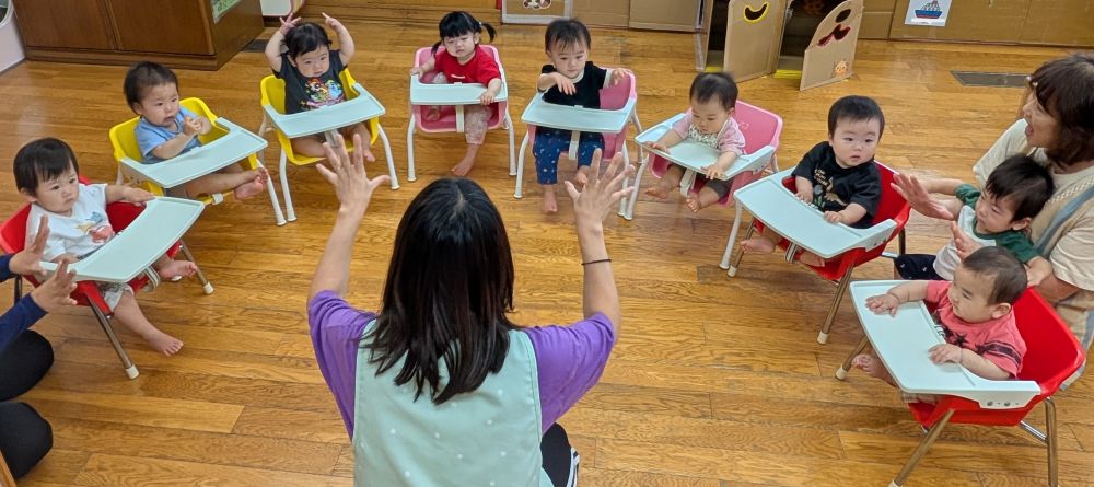 毎日雨の日が続きますが、ウサギ組さんの部屋からは、可愛くて、楽しい歌声が聞こえてきます♪
『かえるの歌』や『とんとんとんアンパン』のピアノの音が流れると、先生のまねっこをしながら楽しんでいるウサギ組さん🐰その身振り手振りがとっても可愛いです。