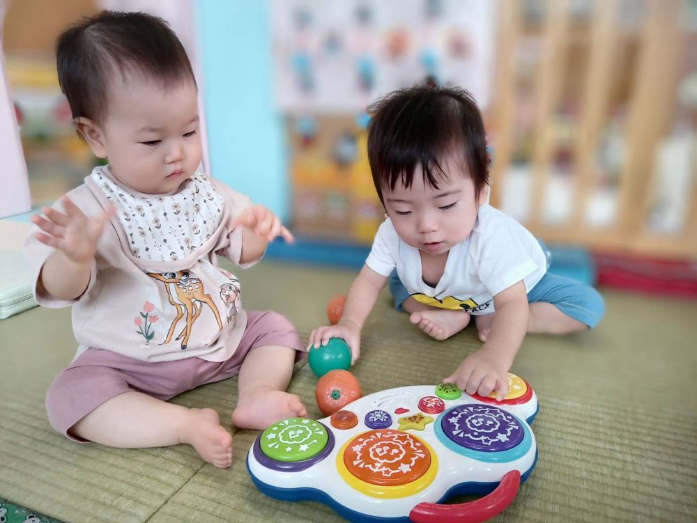 音の出るおもちゃから音楽が流れると、手を叩いたり、手をふったりしながら音に合わせるNちゃんと色んな音楽に興味津々のMくんです♬
