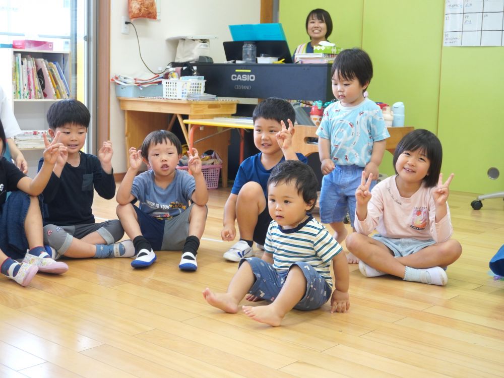 どのクラスの子とも仲良く
分け隔てなく声をかけて一緒に遊ぶ・・・
他クラスの友達… 先生…
園にいるみんなと関わりながら過ごしています♡
今日はヒヨコ組さんと一緒に歌をうたいました♡