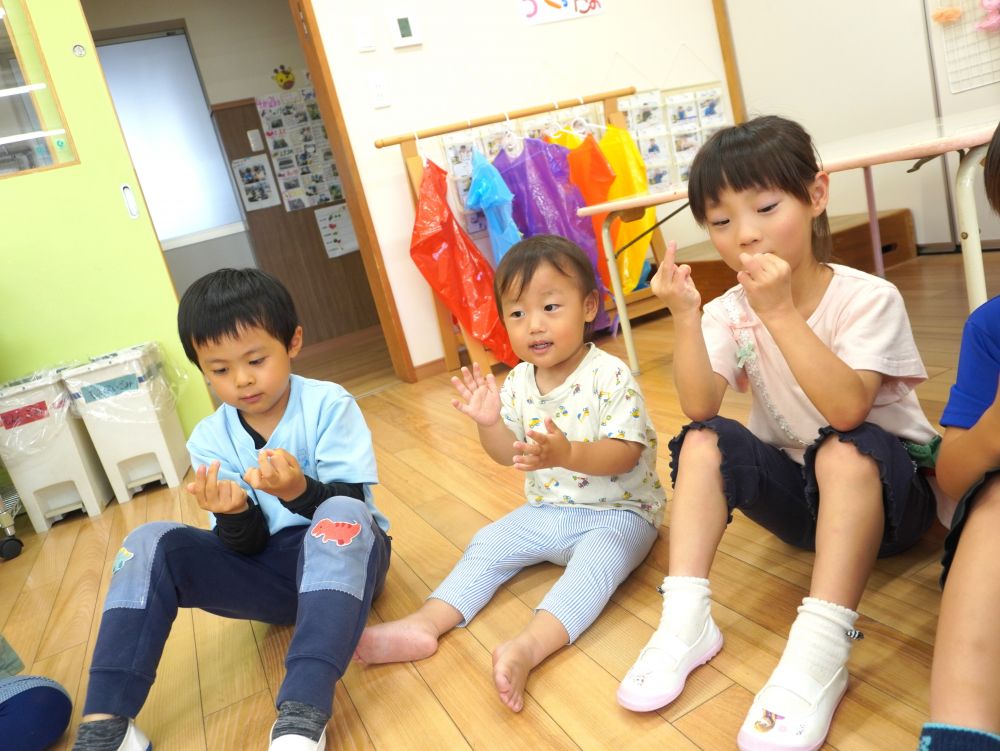 音楽に合わせて手遊びをしたり
最近歌っている季節の曲を一緒に歌ったり♪