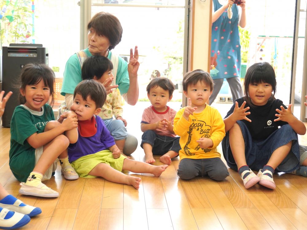 いつもと違う部屋と人に少し緊張気味な子も…♡
それを優しい目と表情で受け入れるキリン組さんでした♡